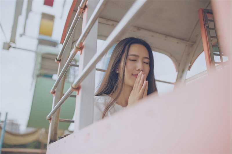 90后清纯美女摩天轮乐园唯美大片