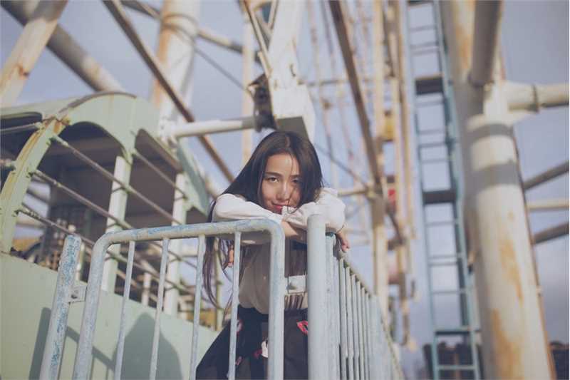 90后清纯美女摩天轮乐园唯美大片