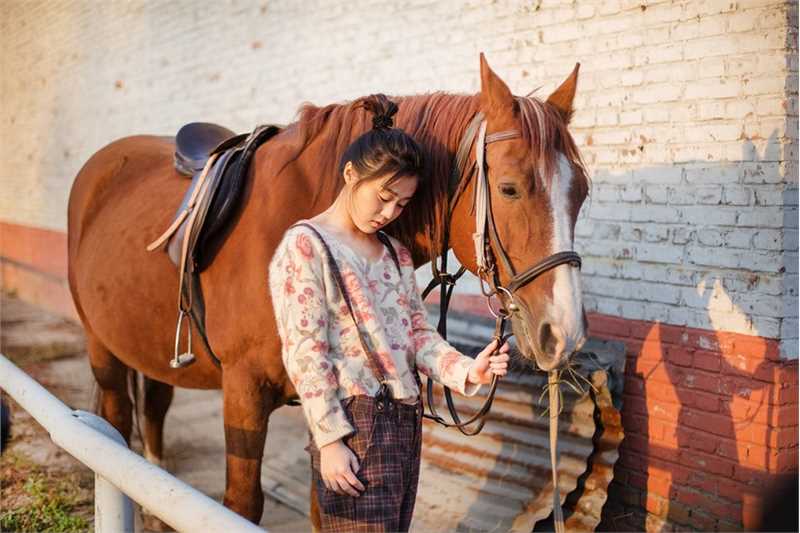 最新唯美清纯美女骑马装帅气图图集