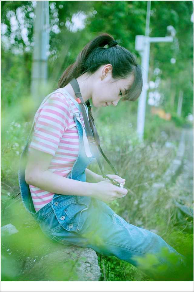 高清牛仔背带裤萌妹子清纯唯美外拍照图集