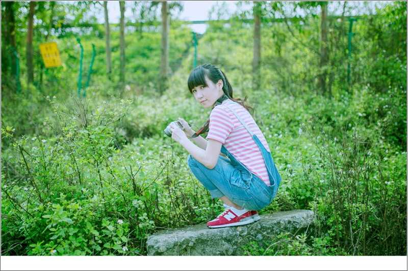 高清牛仔背带裤萌妹子清纯唯美外拍照图集