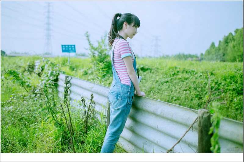 高清牛仔背带裤萌妹子清纯唯美外拍照图集