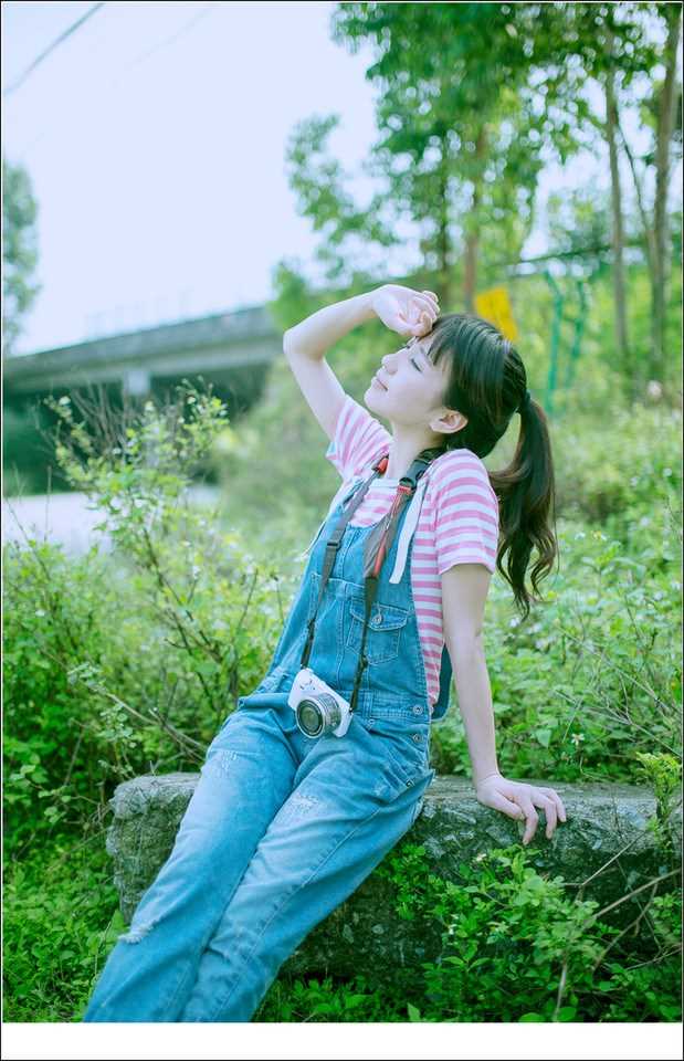 高清牛仔背带裤萌妹子清纯唯美外拍照图集
