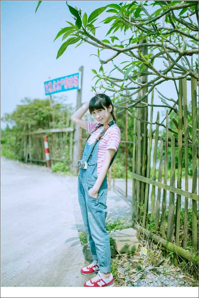 高清牛仔背带裤萌妹子清纯唯美外拍照图集