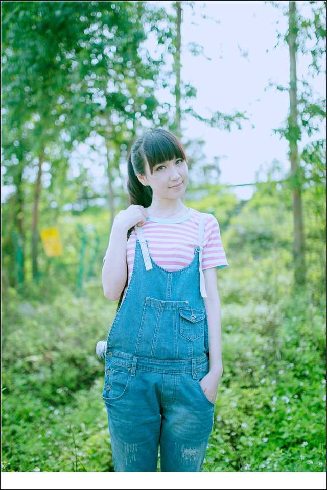 高清牛仔背带裤萌妹子清纯唯美外拍照图集