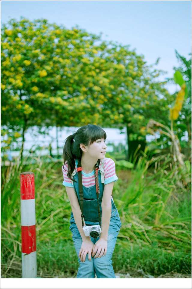 高清牛仔背带裤萌妹子清纯唯美外拍照图集