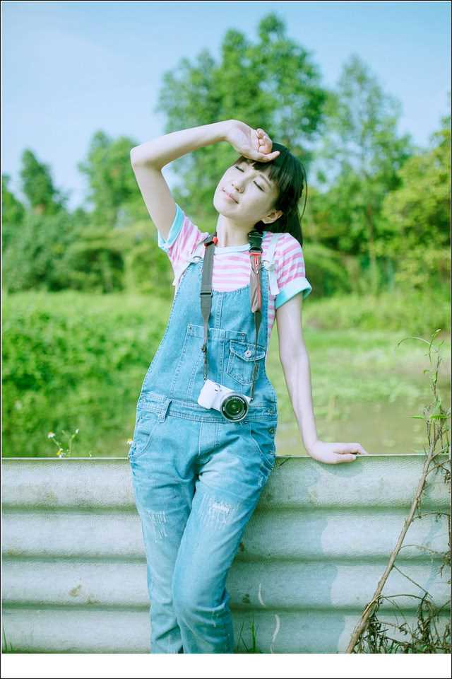 高清牛仔背带裤萌妹子清纯唯美外拍照图集