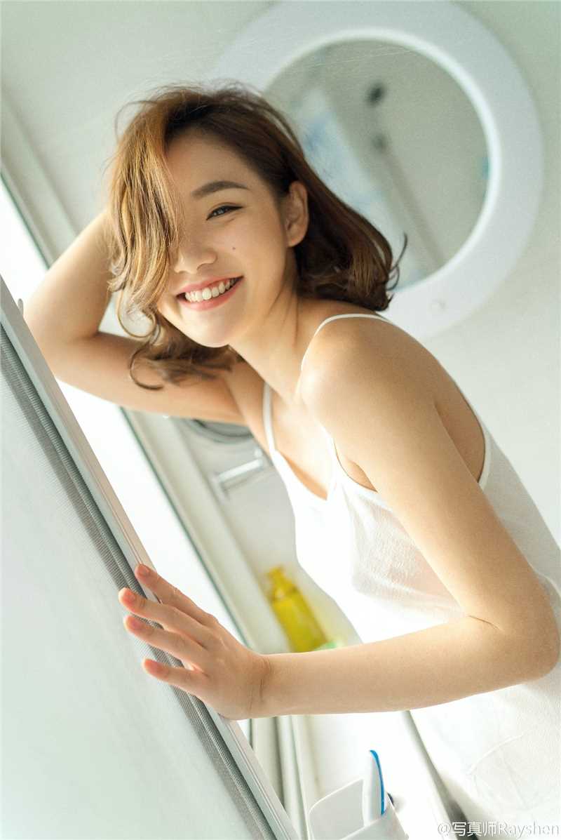 精选清纯短发女生何欢mandy迷人私房照图册