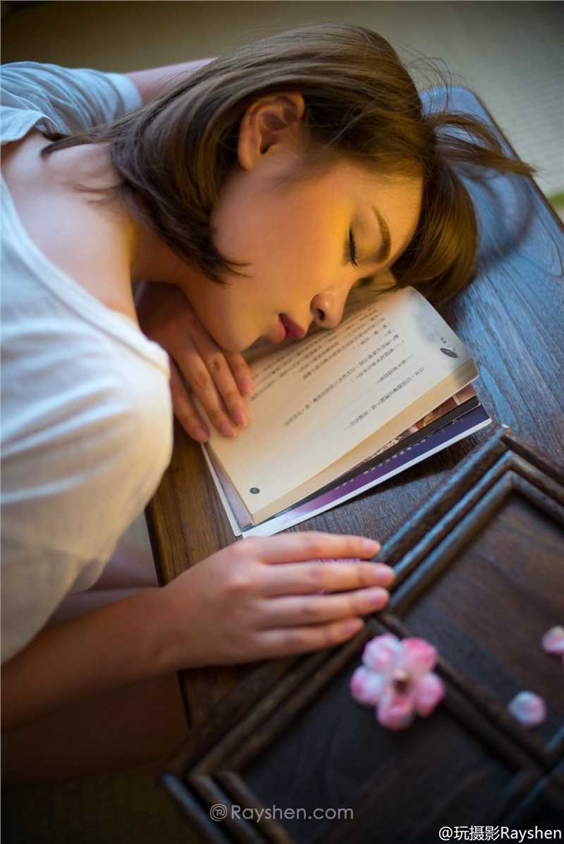 精选清纯短发女生何欢mandy迷人私房照图册