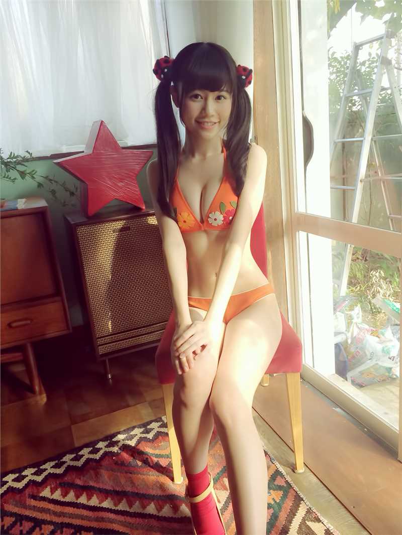 最新清纯偶像込山榛香妩媚内衣迷人图集