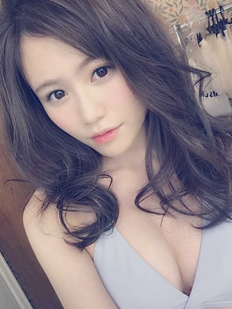 最新清纯偶像込山榛香妩媚内衣迷人图集