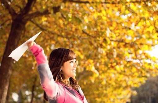 精选手拿相机的清纯女孩户外唯美集图册