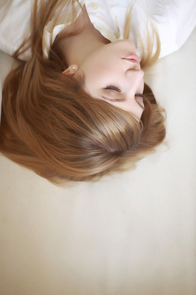 精选手拿相机的清纯女孩户外唯美集图册