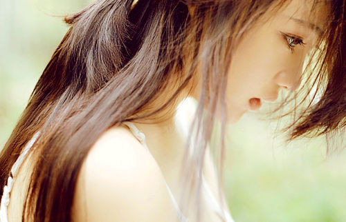 精选手拿相机的清纯女孩户外唯美集图册