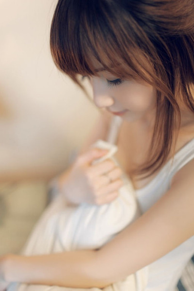 精选手拿相机的清纯女孩户外唯美集图册