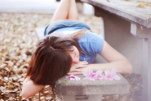 精选手拿相机的清纯女孩户外唯美集图册