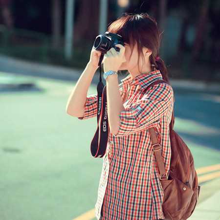 精选手拿相机的清纯女孩户外唯美集图册