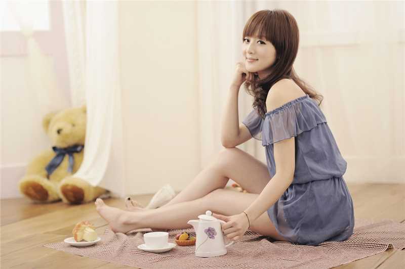 精选90后清纯美女果子闺房超短裙照图册