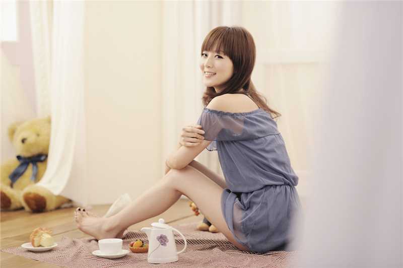 精选90后清纯美女果子闺房超短裙照图册