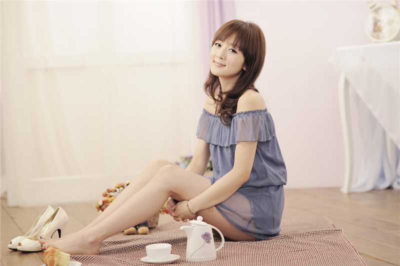 精选90后清纯美女果子闺房超短裙照图册