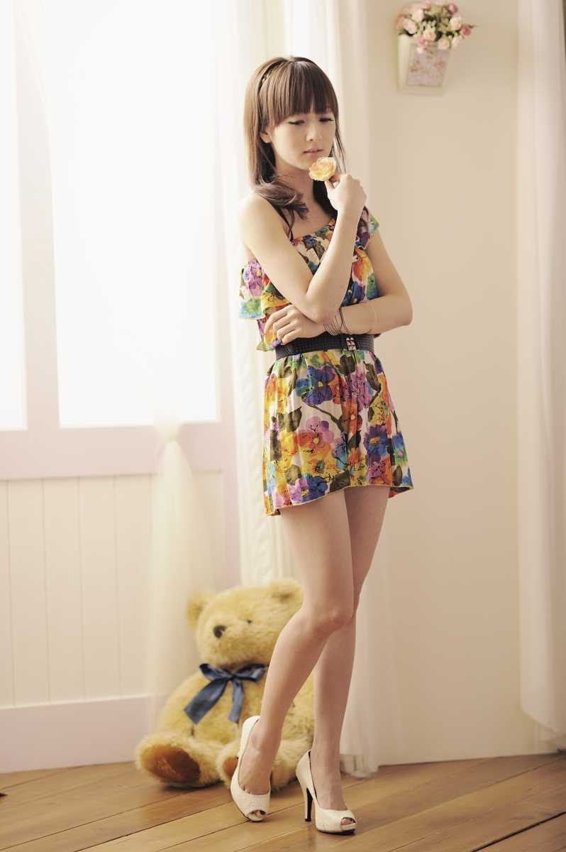 精选90后清纯美女果子闺房超短裙照图册