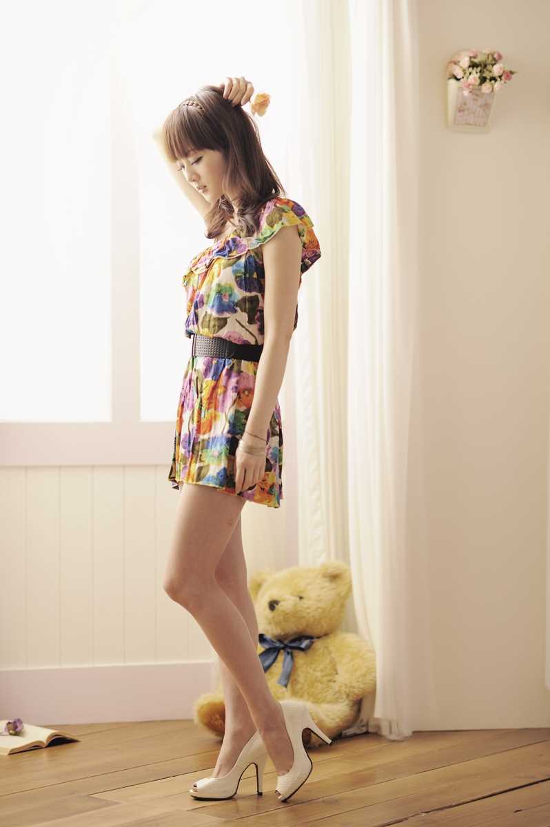 精选90后清纯美女果子闺房超短裙照图册