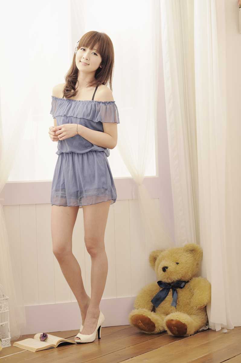 精选90后清纯美女果子闺房超短裙照图册