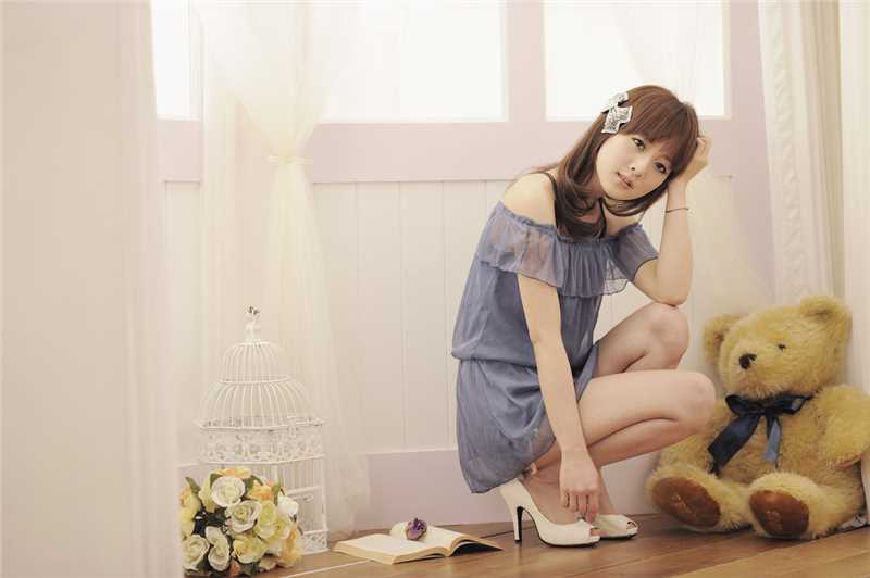 精选90后清纯美女果子闺房超短裙照图册