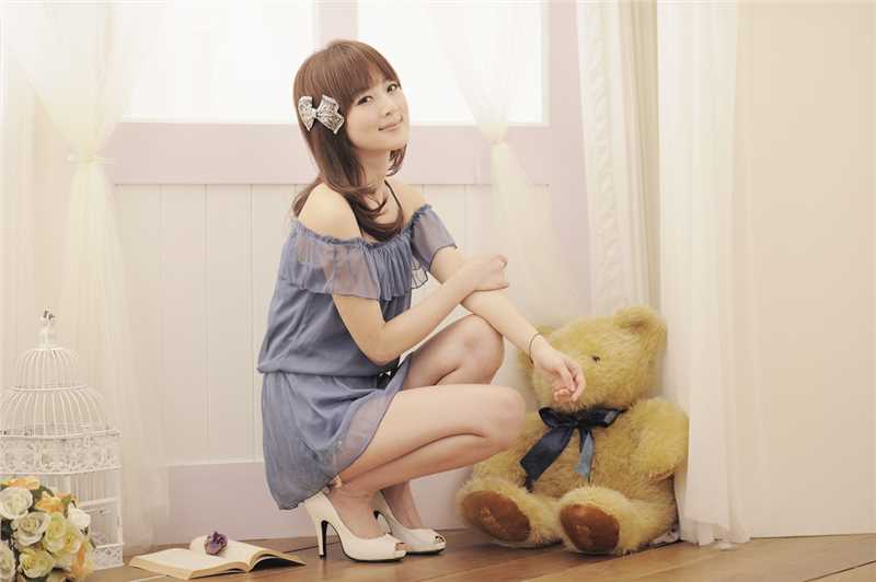 精选90后清纯美女果子闺房超短裙照图册