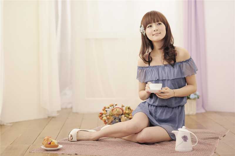 精选90后清纯美女果子闺房超短裙照图册