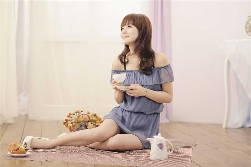 精选90后清纯美女果子闺房超短裙照图册