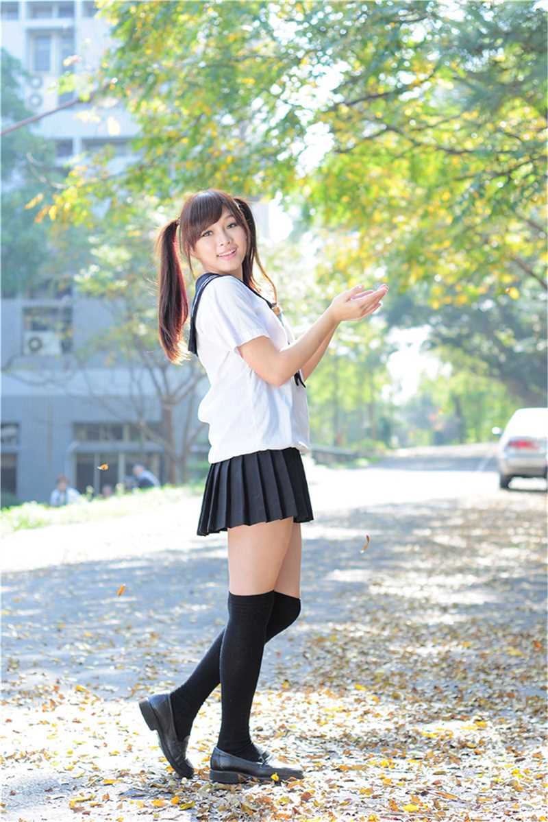 优质台湾俏皮女生涼涼清纯迷人外拍照相册