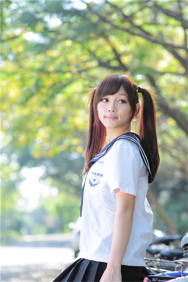 优质台湾俏皮女生涼涼清纯迷人外拍照相册