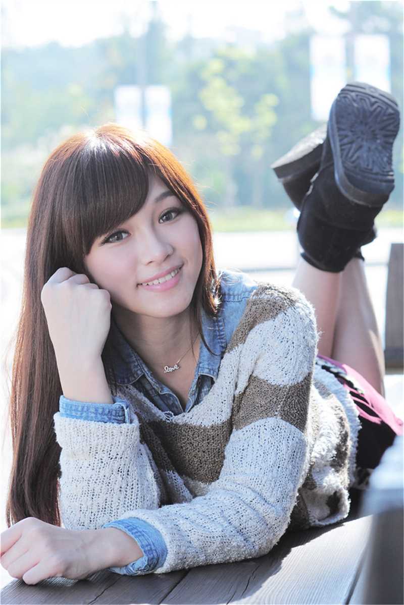 优质台湾俏皮女生涼涼清纯迷人外拍照相册