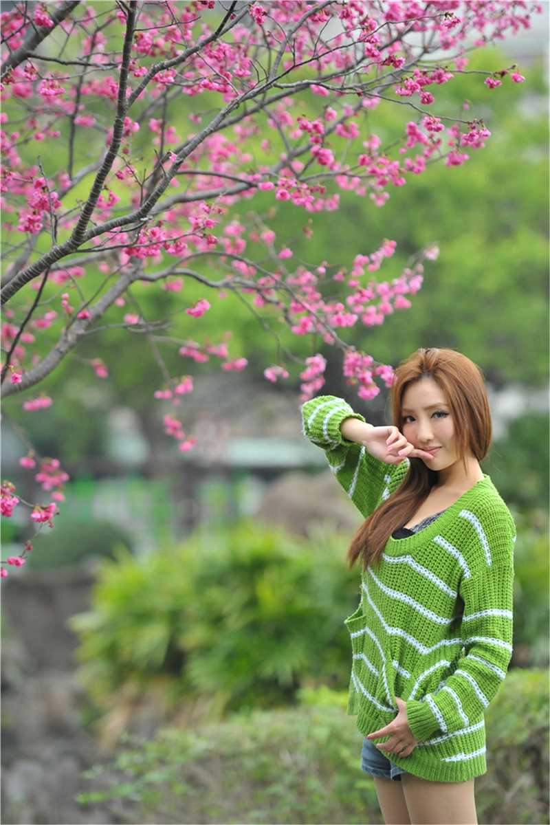 优质台湾清纯美女萝莉艾米公园唯美外拍照相册