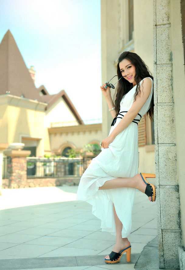 最新清纯长发美女时尚街拍大片壁纸