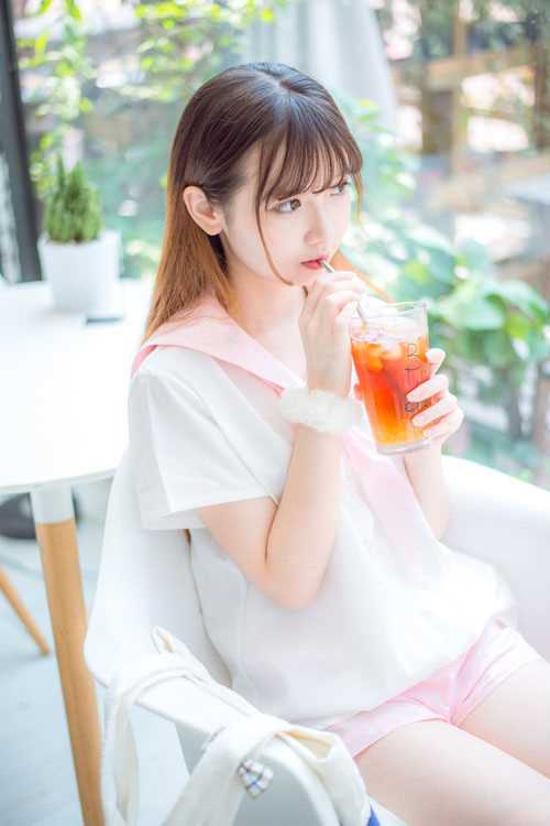 清纯制服室内迷人写照
