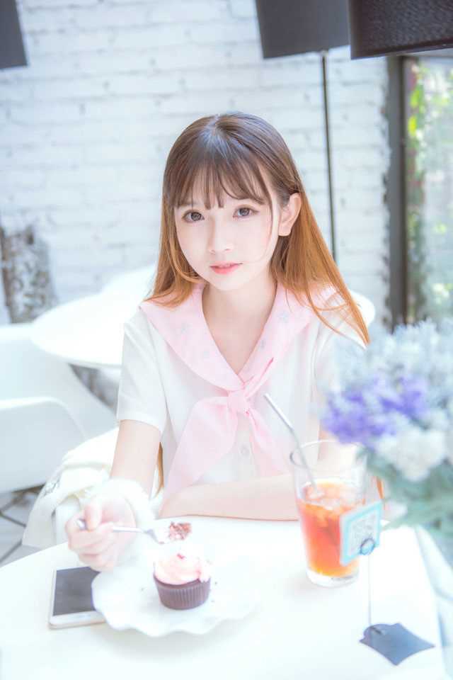 清纯制服室内迷人写照