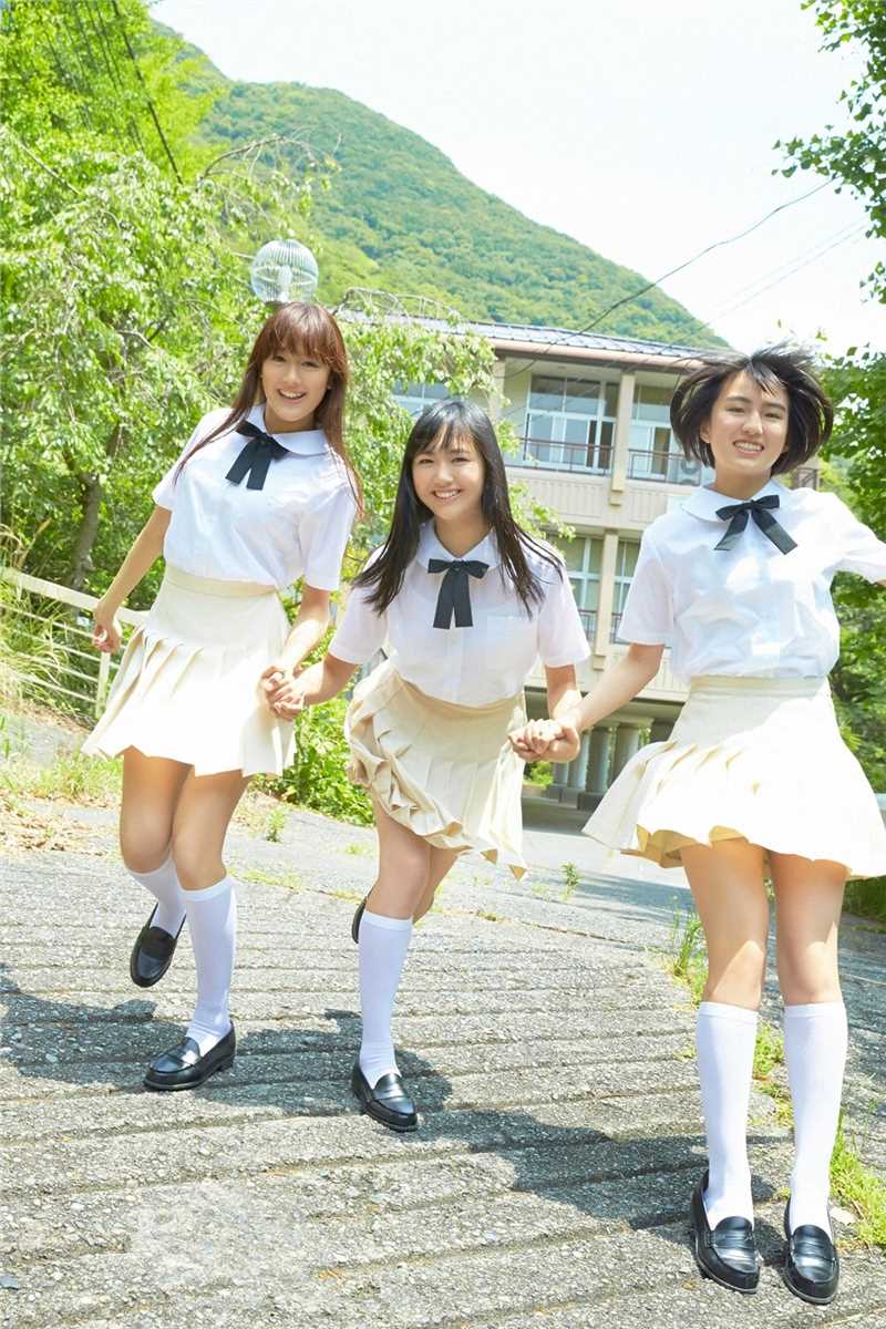 精选日本学生制服美女户外清纯图片图册