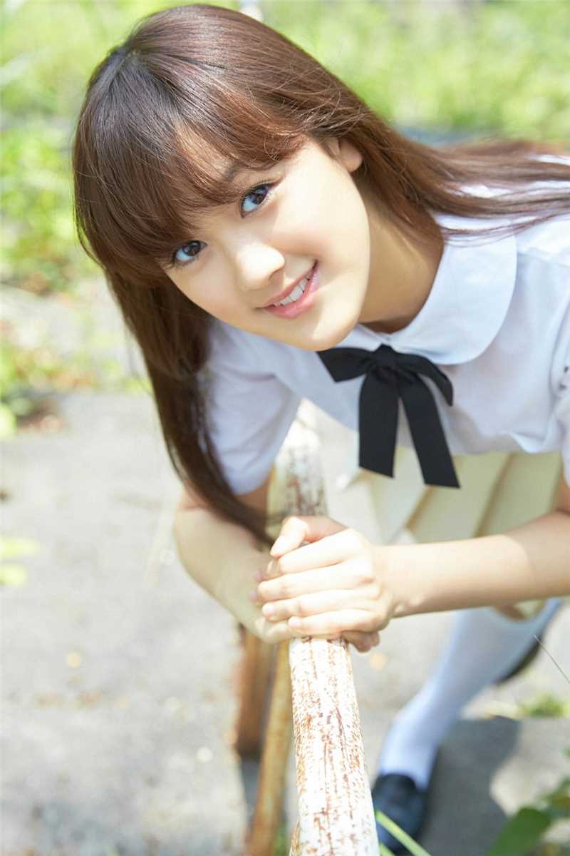 精选日本学生制服美女户外清纯图片图册