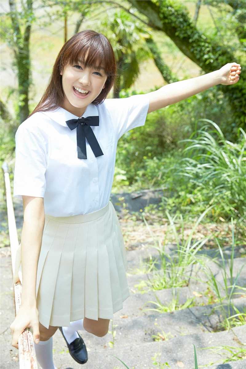 精选日本学生制服美女户外清纯图片图册