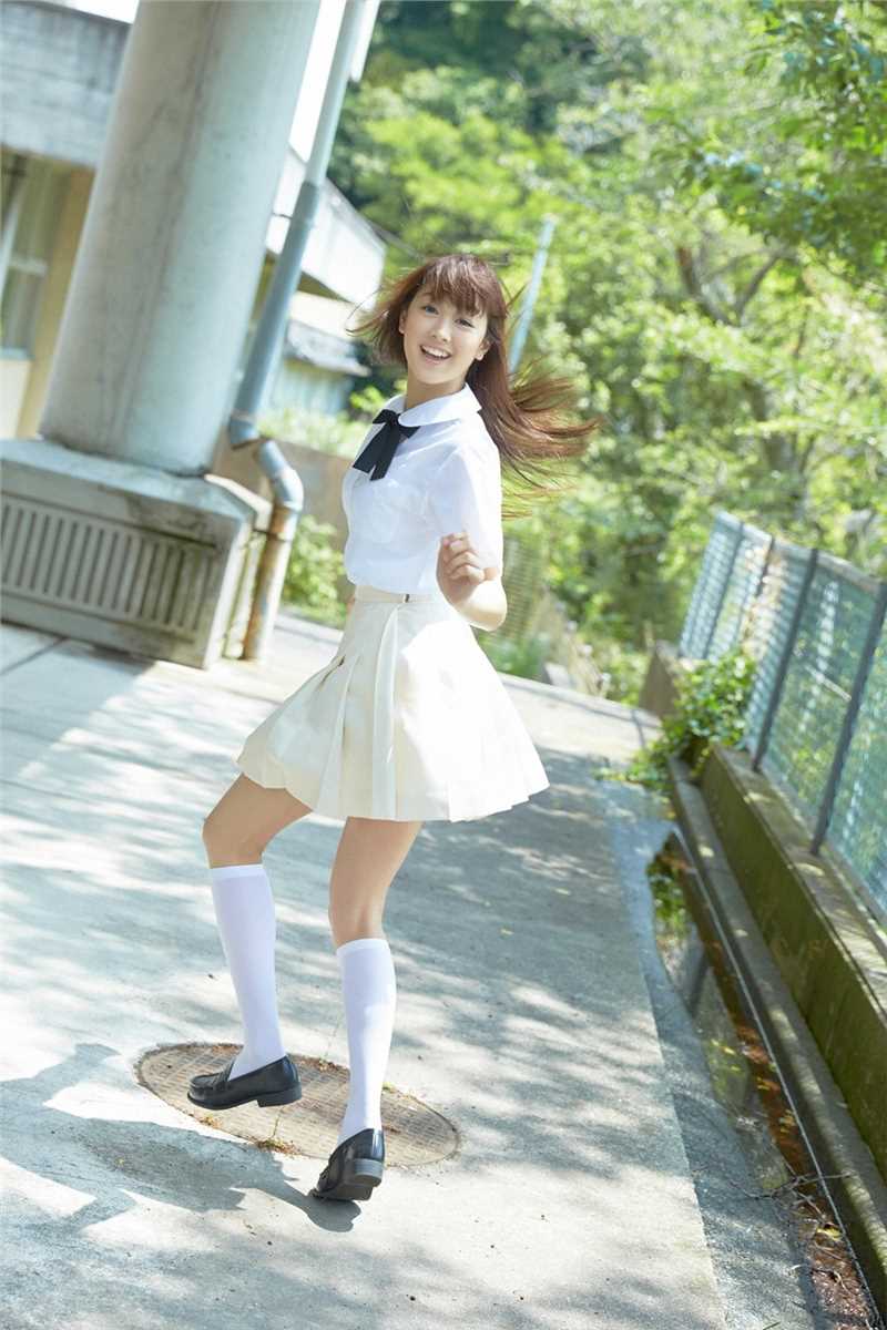 精选日本学生制服美女户外清纯图片图册