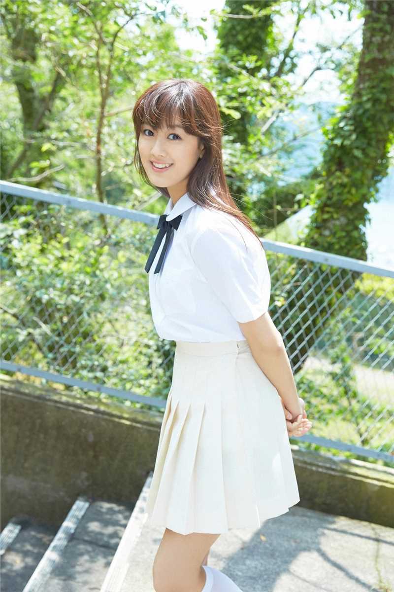 精选日本学生制服美女户外清纯图片图册