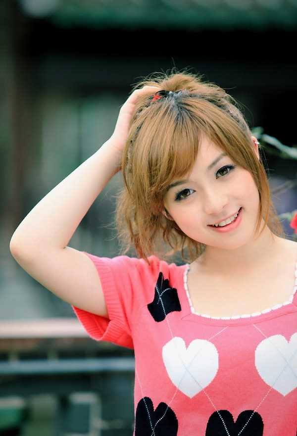 精选可爱清纯女生甜美街拍图册