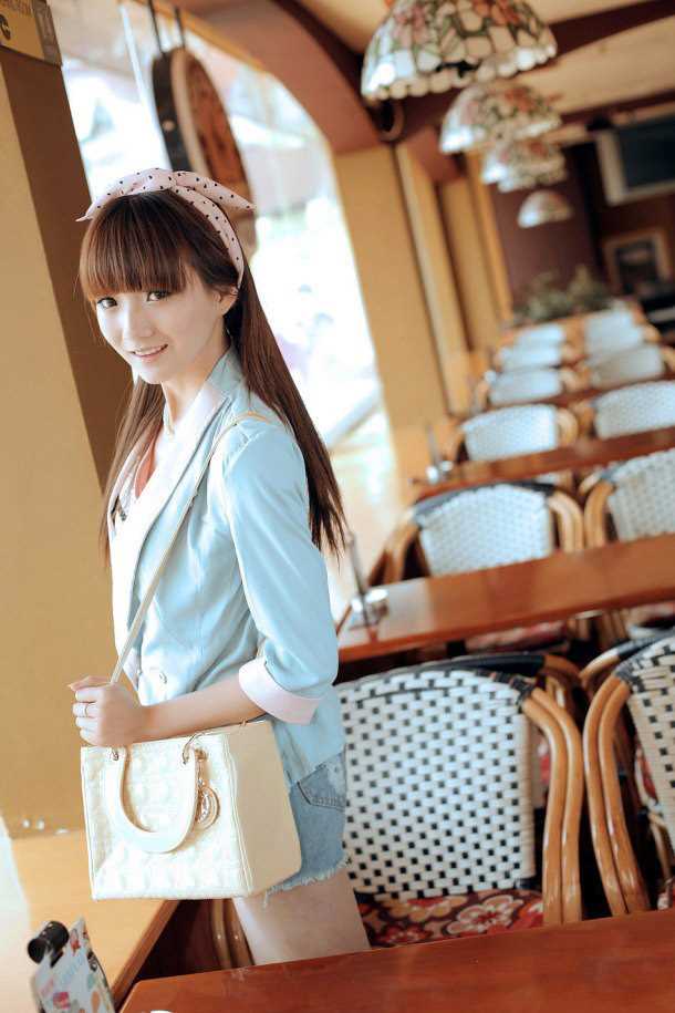 优质清纯丸子头女生街拍唯美相册