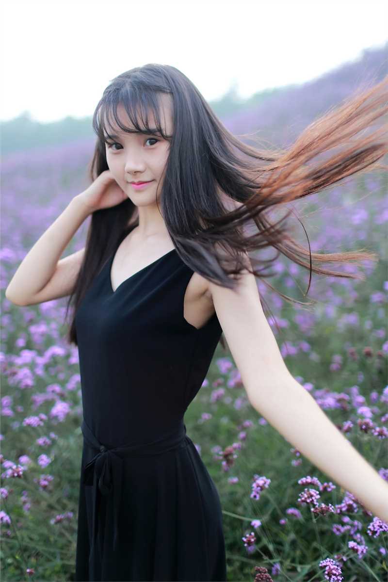 最新清纯美女薰衣草花田高清壁纸