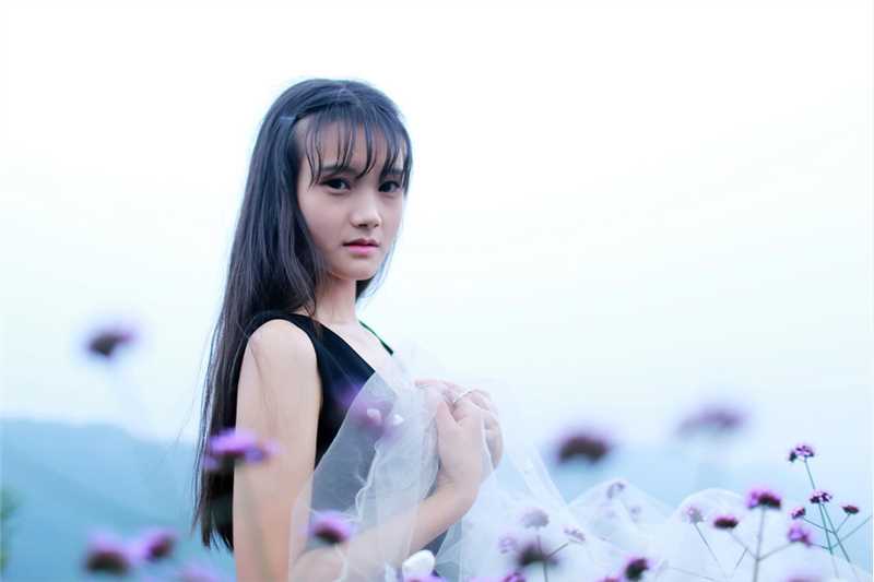 最新清纯美女薰衣草花田高清壁纸