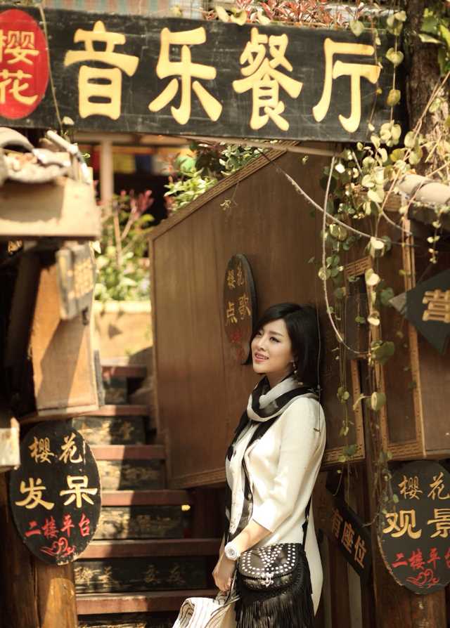 高清清纯美女余薇薇街头迷人照图集