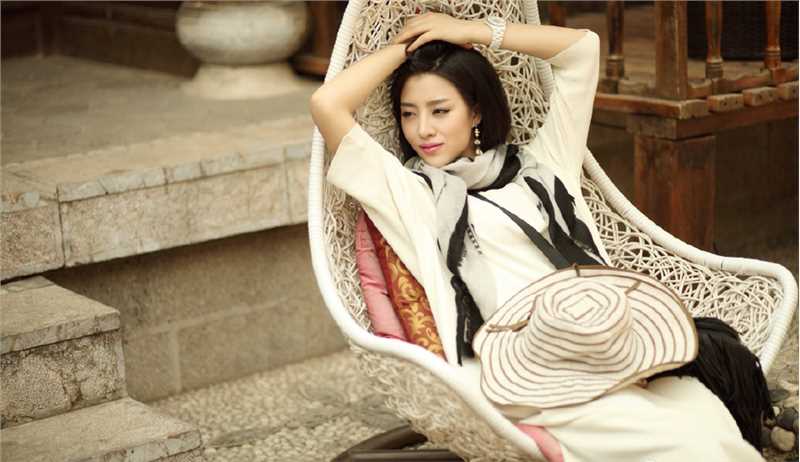 高清清纯美女余薇薇街头迷人照图集