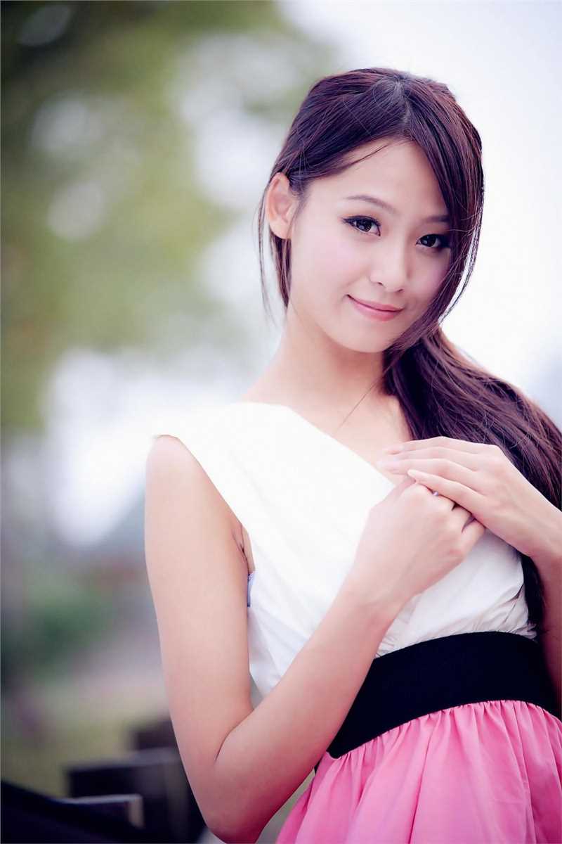 街拍大眼清纯校花大长腿